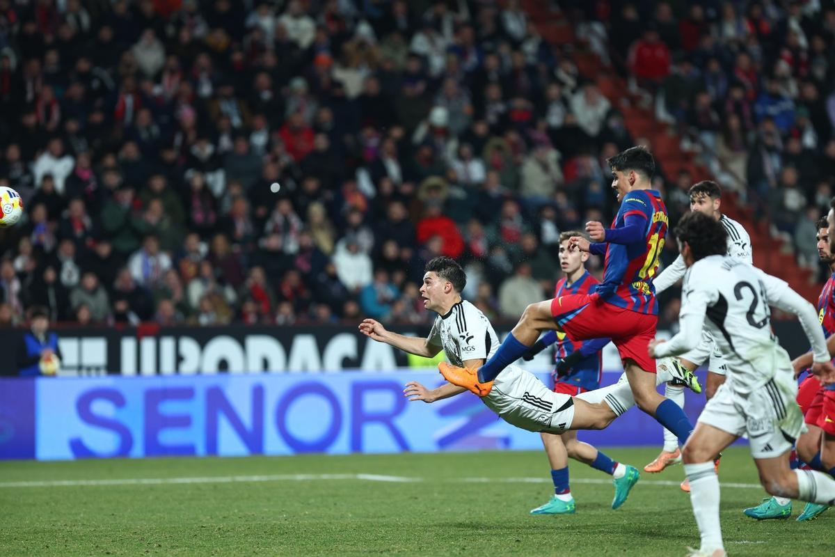 Javi Moreno, del Albacete, marca el 1-2 en el Carlos Belmonte.