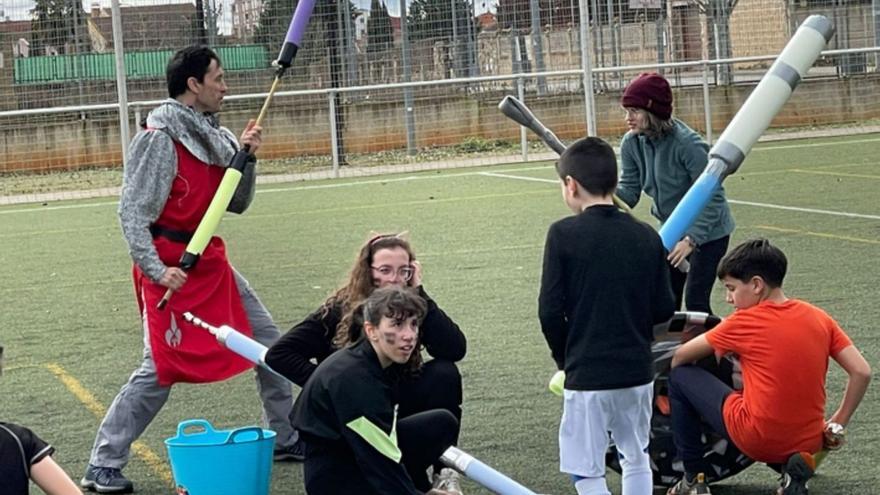 Preparados para iniciar una partida del juego del Jugger en el Pimentel. | E. P.