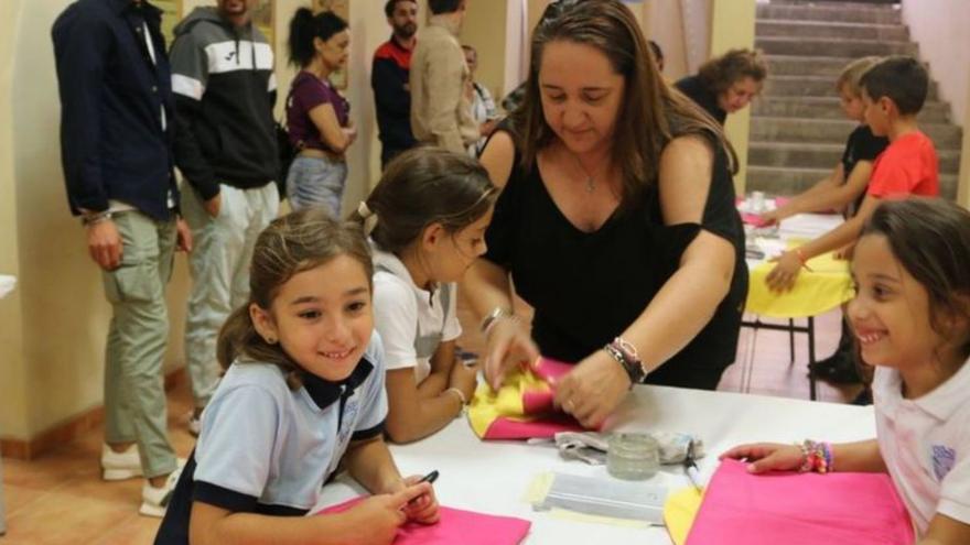 Unos 700 niños tienen ya su &quot;revolera de colores&quot;, gracias a la artista zamorana Mer Fidalgo
