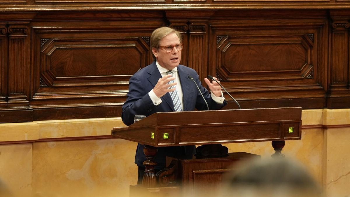 Vox lleva al Parlament la  prioridad nacional  y fuerza al PP catalán a posicionarse
