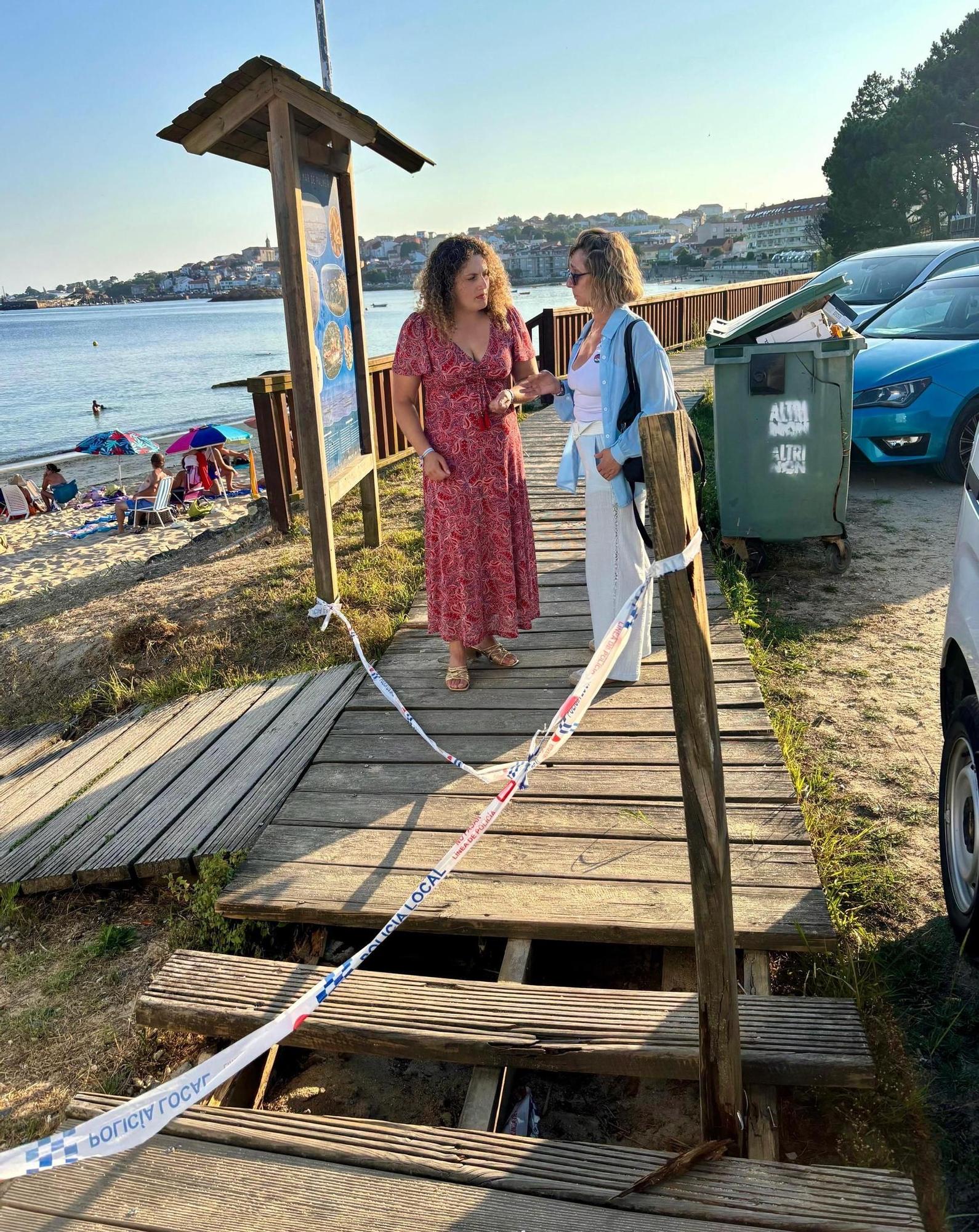 Antía Alberte, esquerda, e Veva Betanzos, na pasarela da praia da Corna.