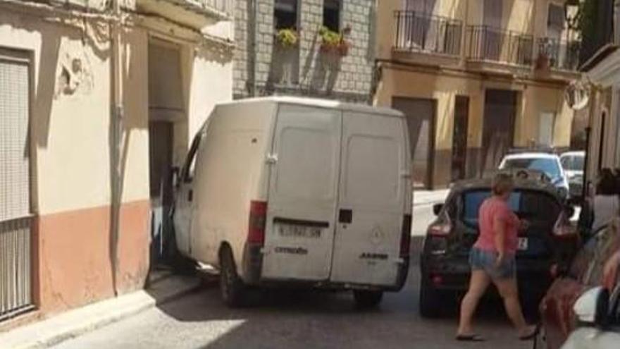 Una furgoneta se empotra contra una fachada en Xàtiva