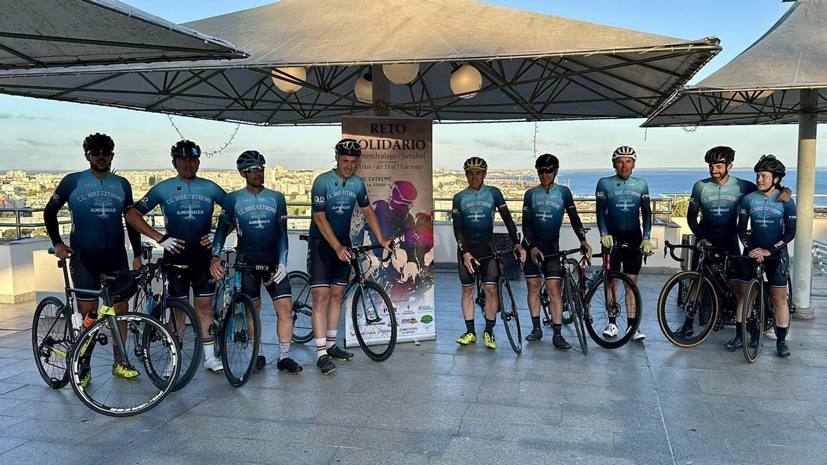 El equipo del Bike Extreme Almendralejo con Pedro Hierro en Setúbal.