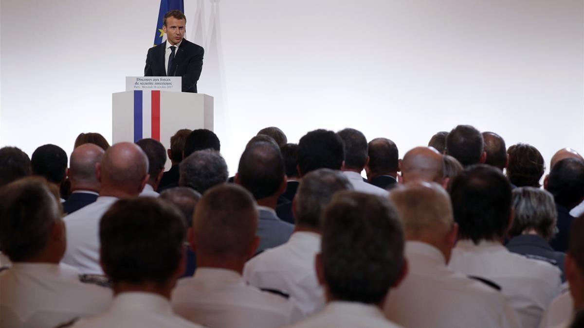 Macron hace un discurso ante los representantes de la policia y gendarmes para explicarles el nuevo plan, este miércoles.