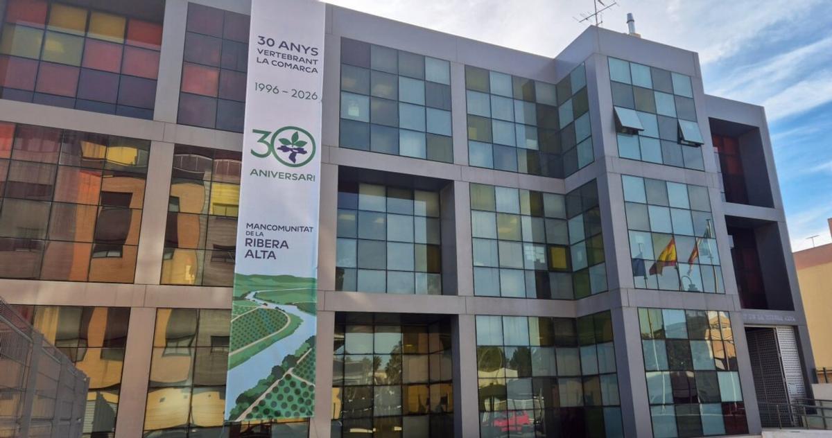 La mancomunidad ha colgado una lona conmemorativa en su sede.