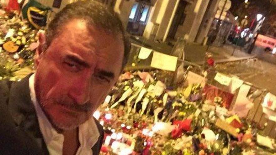 Carlos Herrera y su &#039;selfie&#039; frente a la sala Bataclan.