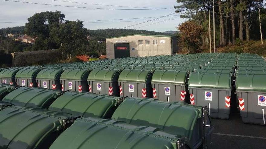 Los contenedores de carga lateral que desde ayer se instalan en el municipio arousano de Ribeira. // FdV