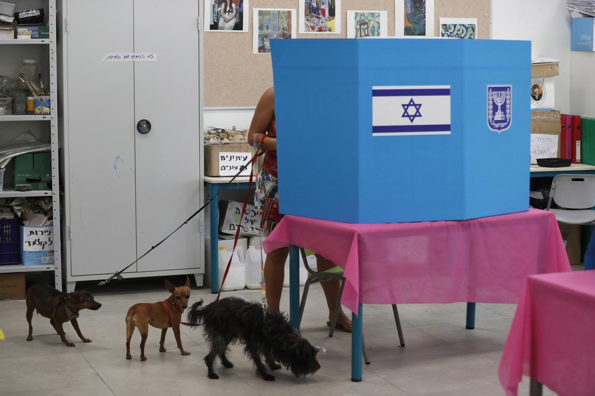Una mujer en la cabina de votación antes de emitir su voto durante las elecciones generales israelíes, en una mesa electoral en Tel Aviv. Los israelíes se dirigen a las urnas para elegir los 120 miembros del 25º Knesset, o parlamento, durante las quintas elecciones generales celebradas en cuatro años.