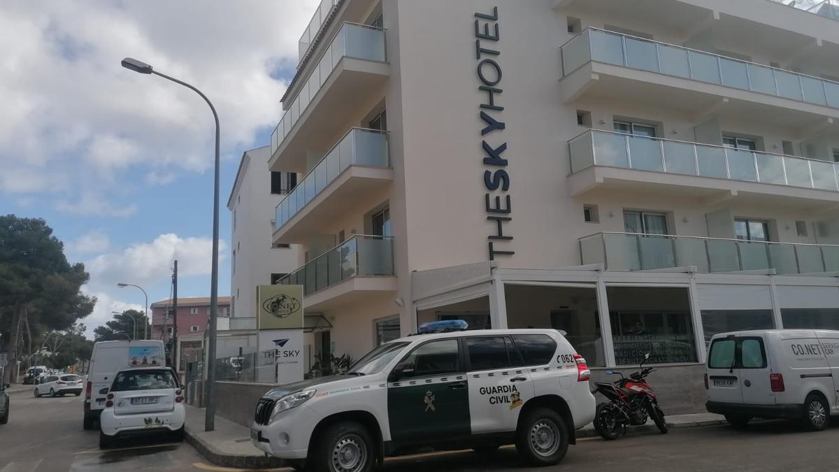 Fahrzeuge der Guardia Civil vor dem Sky Hotel in Cala Ratjada.