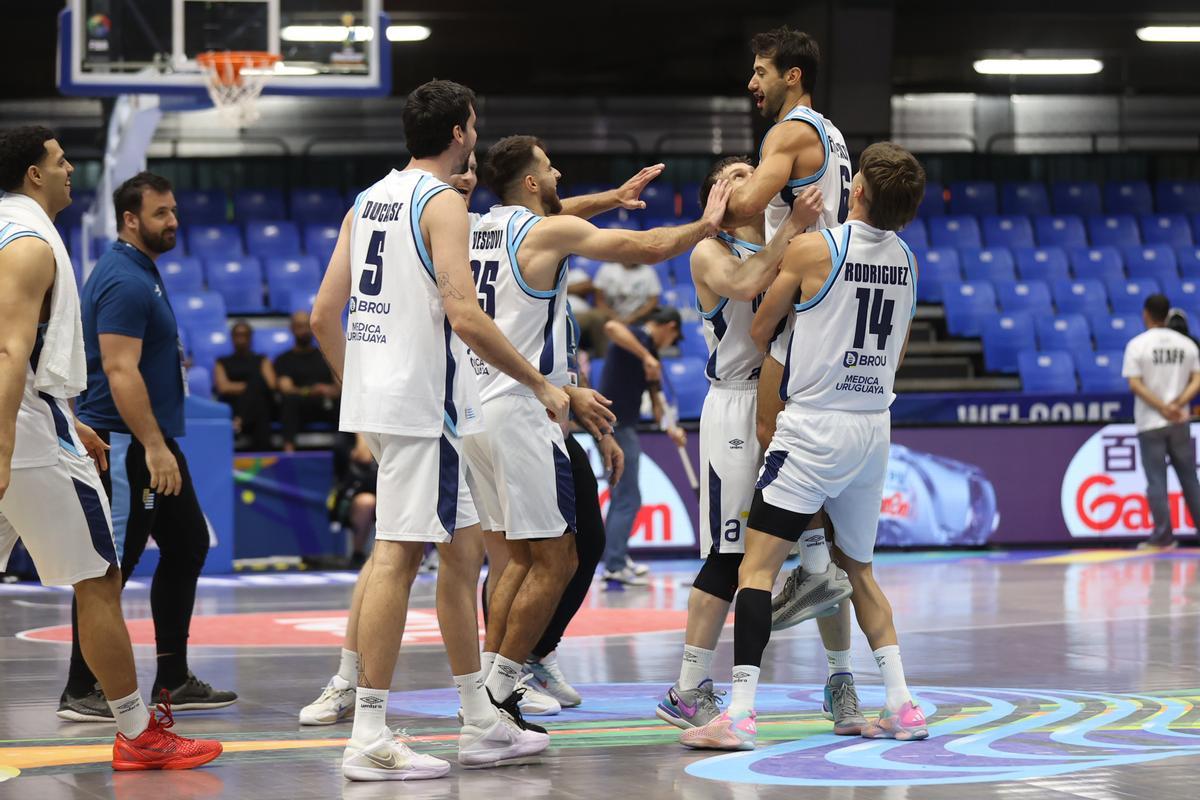 Los jugadores de Uruguay celebran este martes el triunfo sobre Bahamas y la clasificación para los cuartos de final de la FIBA AmeriCup, que se disputa en Nicaragua