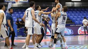 Los jugadores de Uruguay celebran este martes el triunfo sobre Bahamas y la clasificación para los cuartos de final de la FIBA AmeriCup, que se disputa en Nicaragua