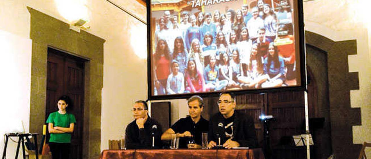 En la mesa, de izquierda a derecha, Gustavo Sarmiento, Luis Morera y Daniel Martín, ayer.