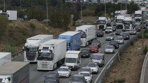 L’AP-7 acumula 35 km de cues en un dissabte al matí de trànsit complicat