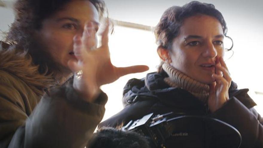 La directora salmantina Carmen Comadrán (I), junto a la directora de fotografía Rita Noriega, en el rodaje de &#039;La extraña elección&#039;