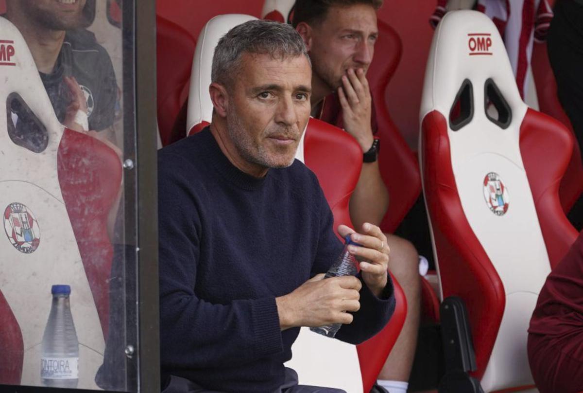 Óscar Cano se hidrata durante el encuentro ante el Atlético Osasuna B. | JOSE LUIS FERNÁNDEZ