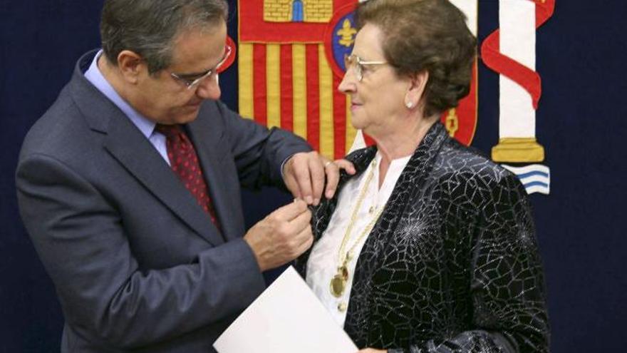El ministro de Trabajo, Celestino Corbacho, entrega la Medalla de Oro del Trabajo a la periodista riojana Ovidia, hoy en Logroño.
