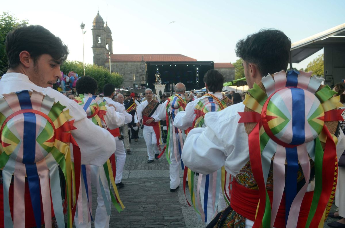 Los Danzantes de Cobas, con la plaza de Fefiñáns al fondo