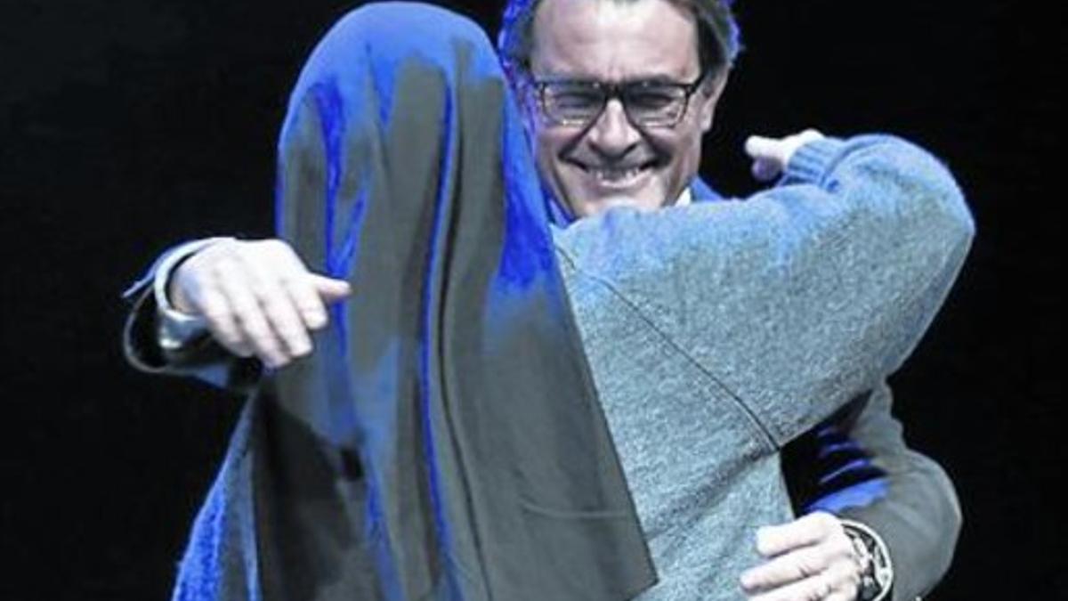 Caram se abraza al 'president' en la gala del Català de l'Any.