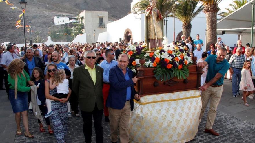 San Marcial del Rubicón, ayer, de procesión en el pueblo de Femés.