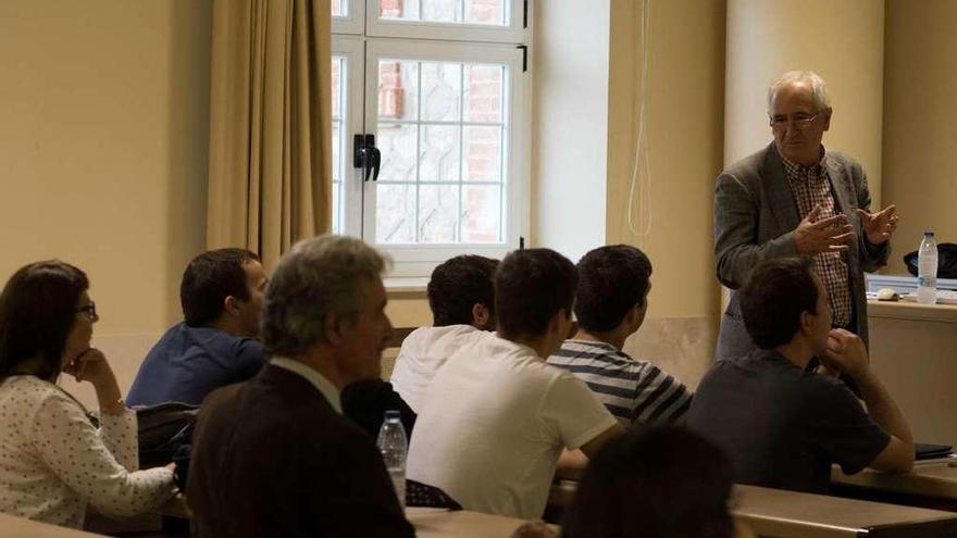 Presentación del máster en un aula de la Escuela Politécnica.