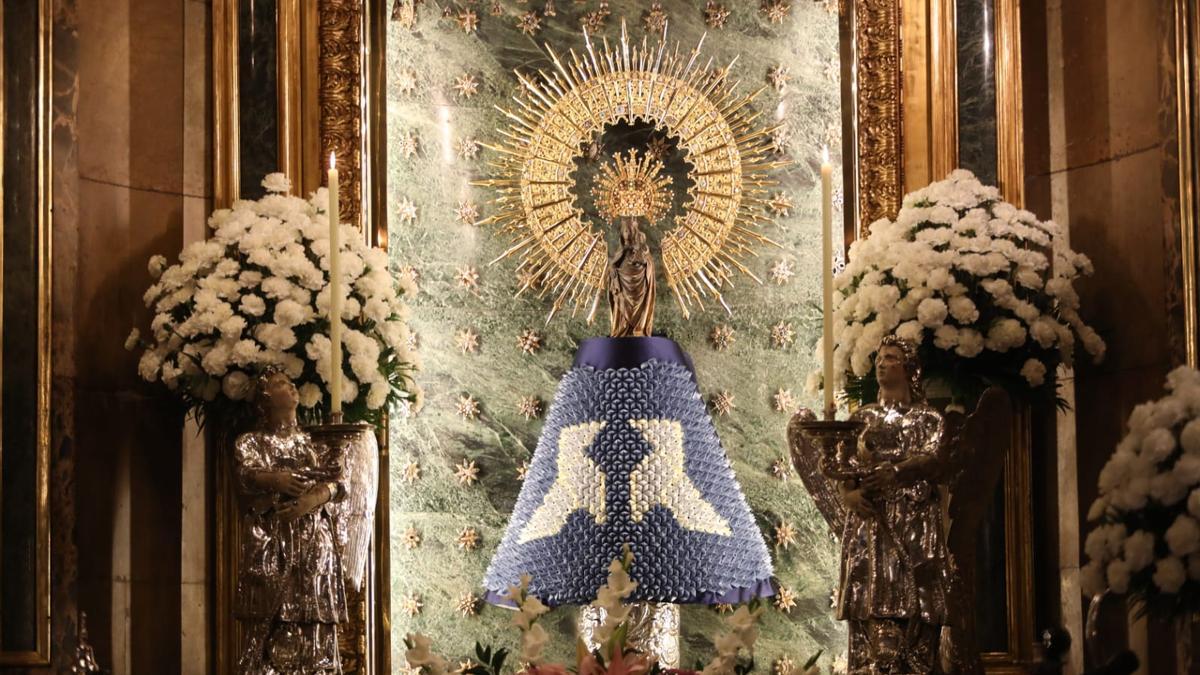 La Virgen del PIlar con el manto hecho de 1.536 piezas de papel.