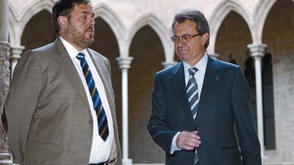 El líder de Esquerra, Oriol Junqueras, y el 'president', Artur Mas, ayer en el Palau de la Generalitat.