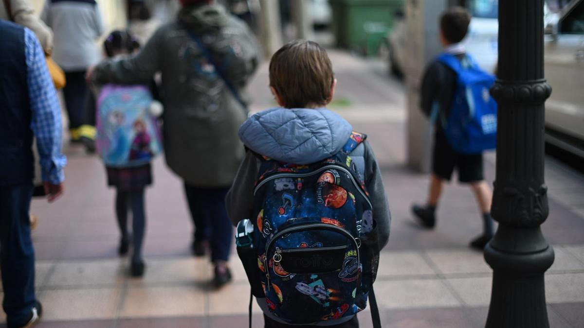 Un niño de camino al colegio, en una imagen de archivo.