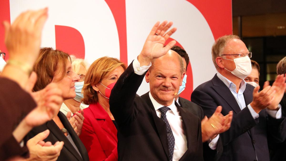 El candidat de l&#039;SPD, Olaf Scholz, acompanyat pels membres del partit la nit electoral