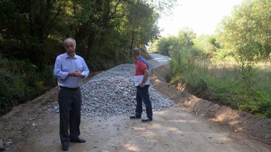 Gonzalo Durán se acercó hasta Paderne para hablar de la obra de Baión. // Noé Parga