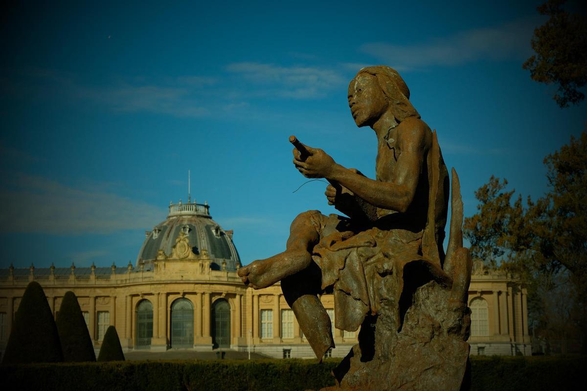 Una escultura y en segundo plano el exmuseo de las colonias, actual museo de África.