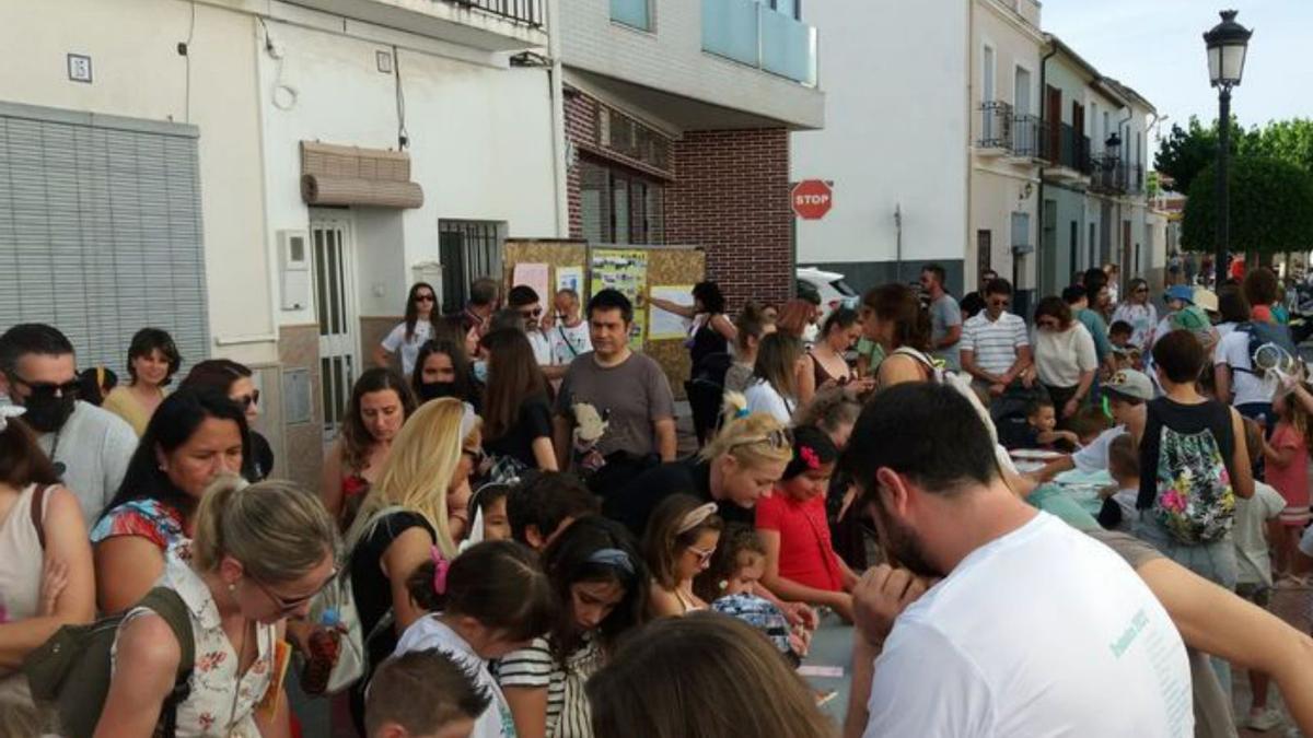 Niños y niñas disfrutaron ayer en los talleres de Miramar y en una de las actividades de Cinctorres. | LEVANTE-EMV