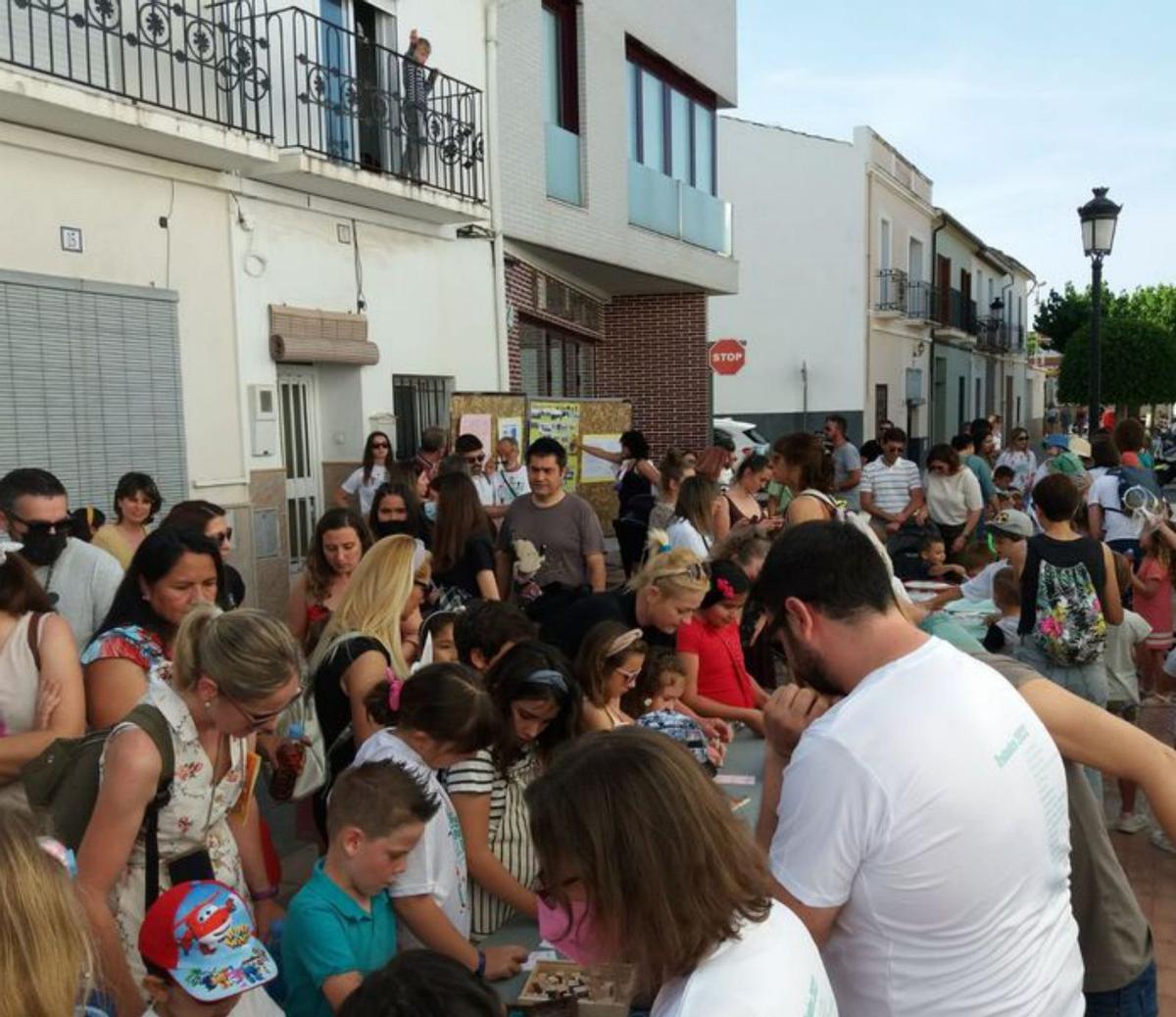 Niños y niñas disfrutaron ayer en los talleres de Miramar y en una de las actividades de Cinctorres. | LEVANTE-EMV