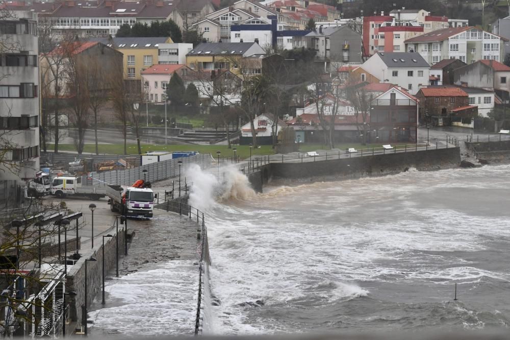 El temporal de viento y lluvia 'Helena' que afecta a Galicia ha impedido a los barcos de todos los puertos gallegos salir a faenar este viernes.