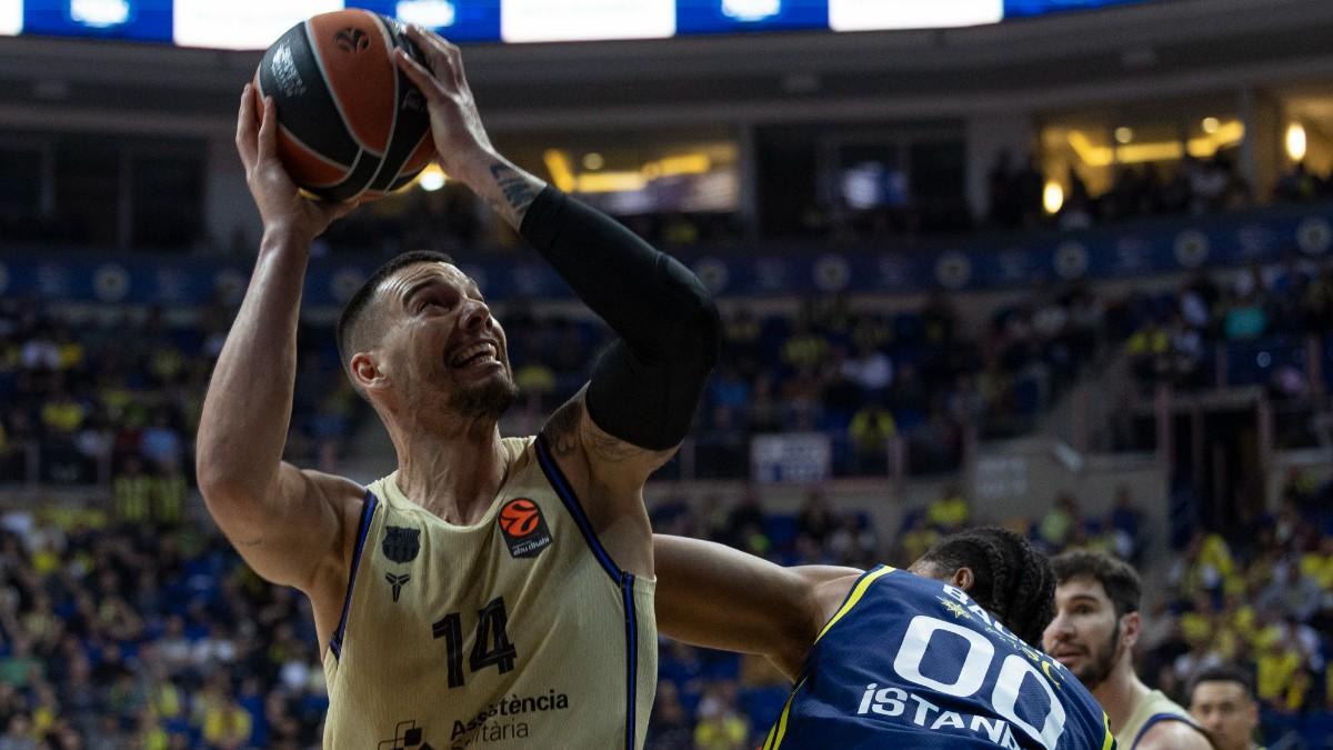 Willy Hernangómez, ante Armando Bacot
