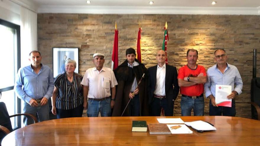 Los siete miembros de la Corporación Municipal de Rabanales. En el centro, con capa parda, el alcalde, Santiago Moral Matellán, sostiene el bastón de mando. | Chany Sebastián