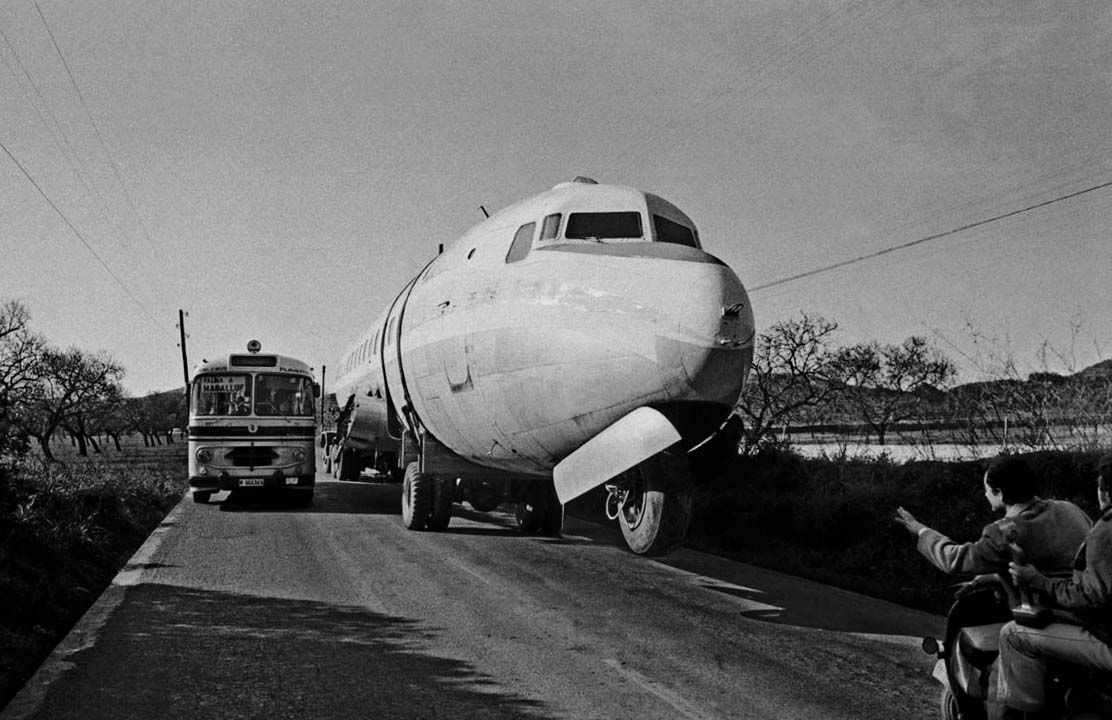 Transporte del avión-discoteca de Magaluf.