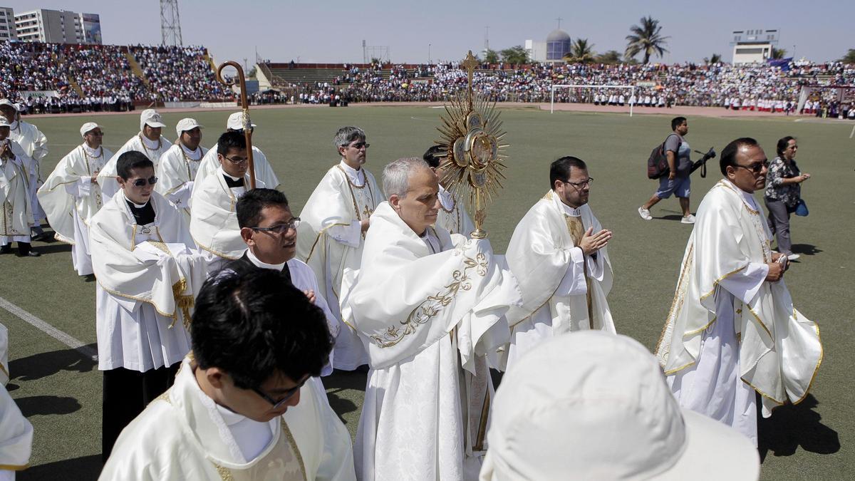El papa Leo XIV, durante su época como administrador apostólico de Chiclayo, dirige una celebración religiosa en el estadio de esta población de Perú, en 2015.