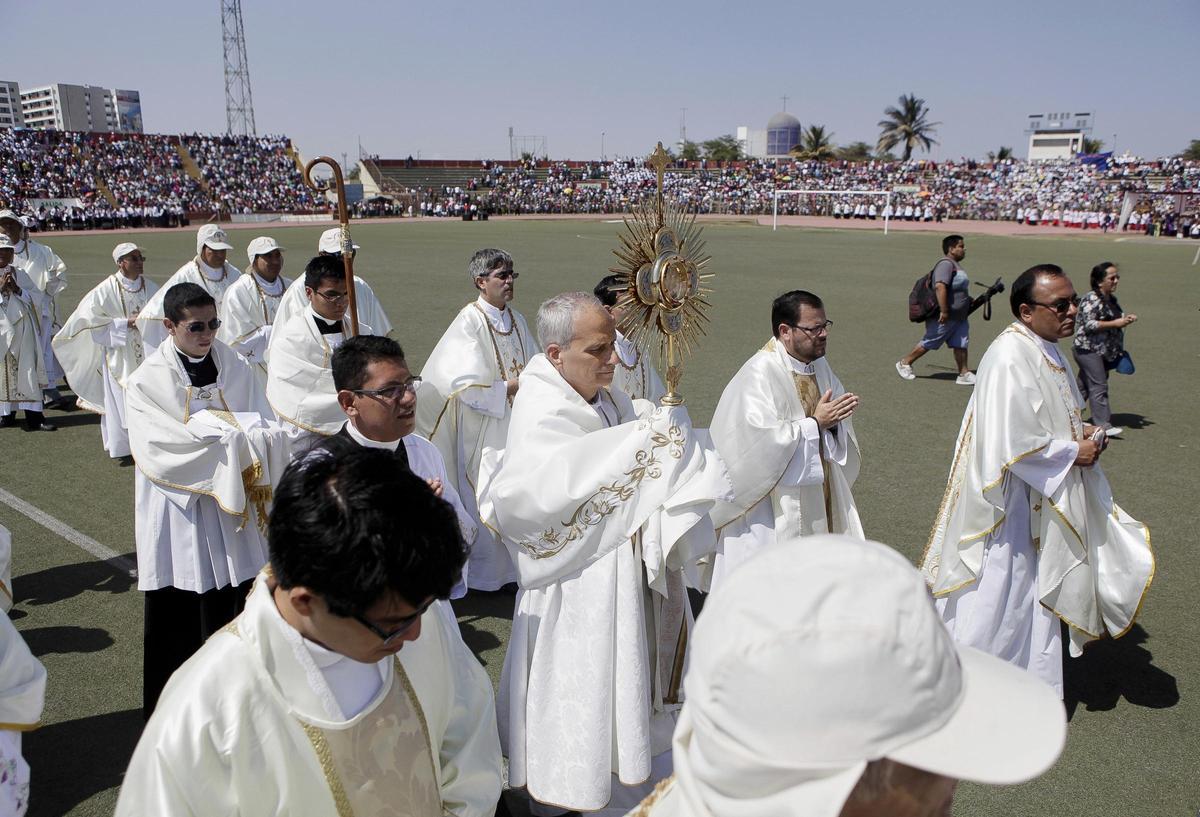 El papa Leo XIV, durante su época como administrador apostólico de Chiclayo, dirige una celebración religiosa en el estadio de esta población de Perú, en 2015.
