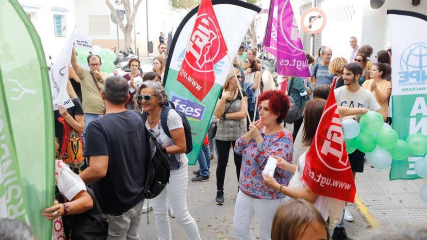 El personal docente crea una plataforma para exigir mejoras educativas en las Pitiusas