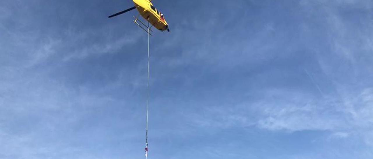 Iberdrola repara los daños de la borrasca Gloria en la línea Ibi-Xixona con un helicóptero