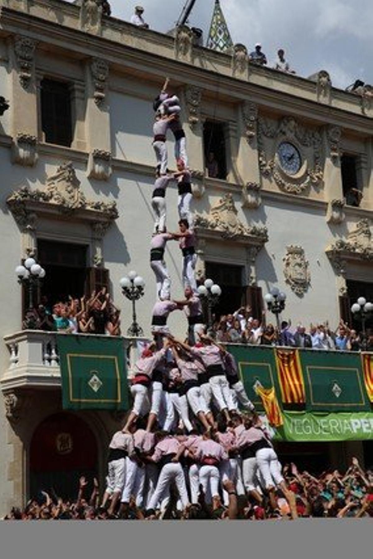 Los ’Minyons’ de Terrassa cargan una ’torre de 9 amb folre i manilla’.