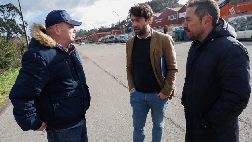 Andrés Ruiz y Ramón Braña, a la derecha, durante su visita al polígono de Maqua. | Mara Villamuza