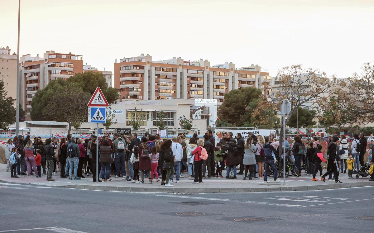 Chocolatada reivindicativa por el nuevo colegio La Almadraba de Alicante