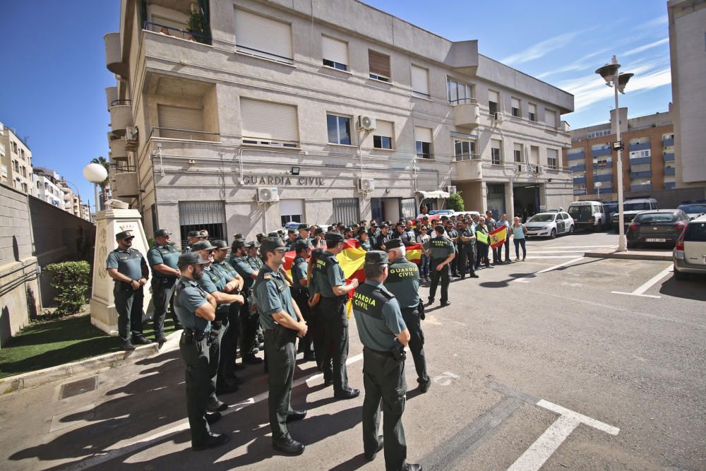 La Guardia Civil, agentes de la Policía Nacional y Local de Torrevieja protagonizaron una concentración de apoyo a la labor de las Fuerzas de Seguridad del Estado en Cataluña