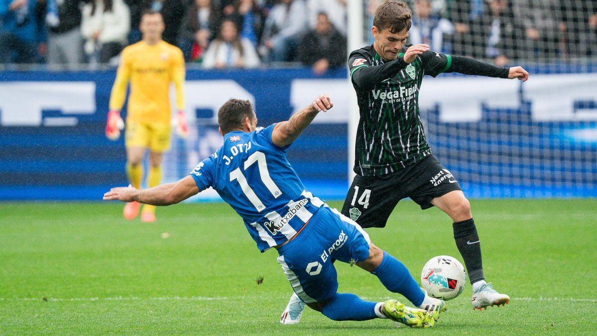 Febas controla el balón.