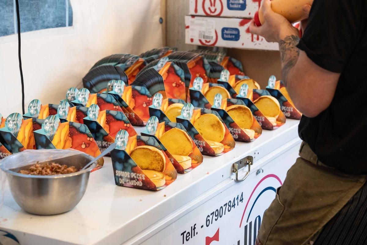Hamburguesas y ambientazo a los pies del acueducto de los Milagros.
