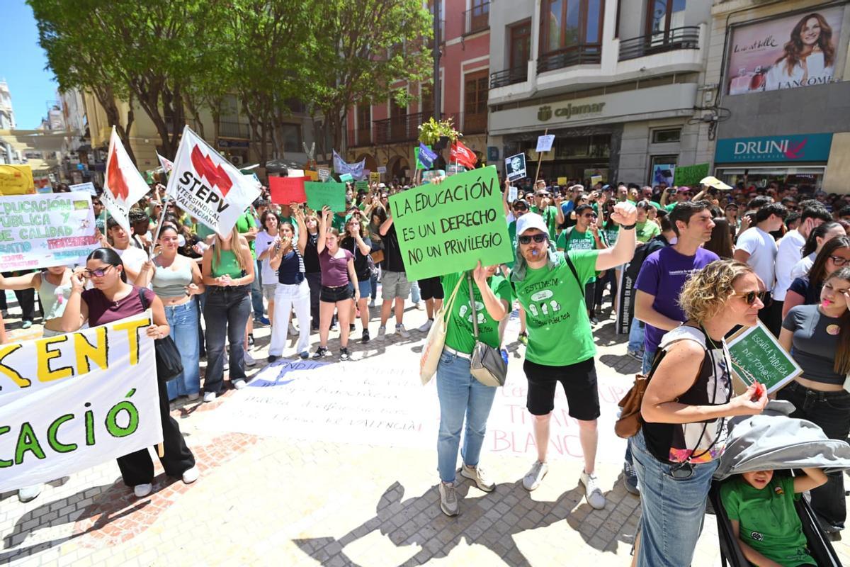 La manifestación de profesores por la huelga educativa llena las calles de Elche