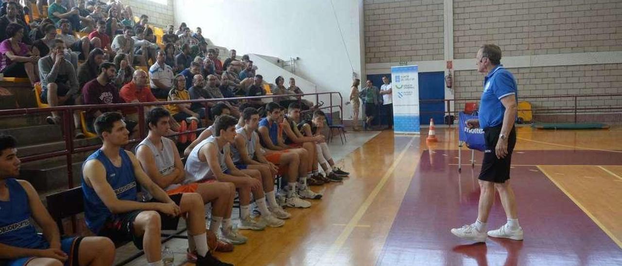 Aíto García Reneses durante una de sus charlas en el seno del clinic de baloncesto organizado por el IES Bouza Brey. // Noé Parga