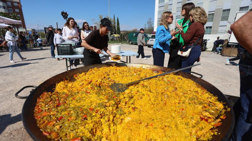 Éxito en el Solé City de la paella monumental por su centenario de 'Mediterráneo'
