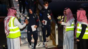 Javi y Frenkie bajan del avión en Riad.